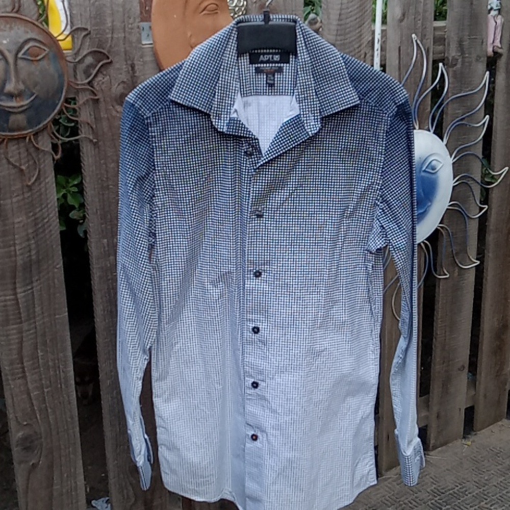 Men's button down shirt. Good conditionAPT.9 Premier flex. Slim fit.14 1/2 32/33